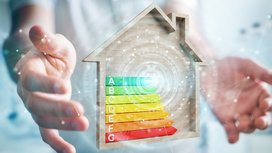 Zwei Hände die ein Energieeffizienzklasse mit einem Haus umrandet halten