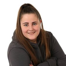 Freundliches Porträt einer Frau mit langen Haaren Ansprechpartner Jenny Menkhaus