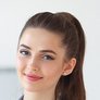 Eine junge Frau steht in einem Buero